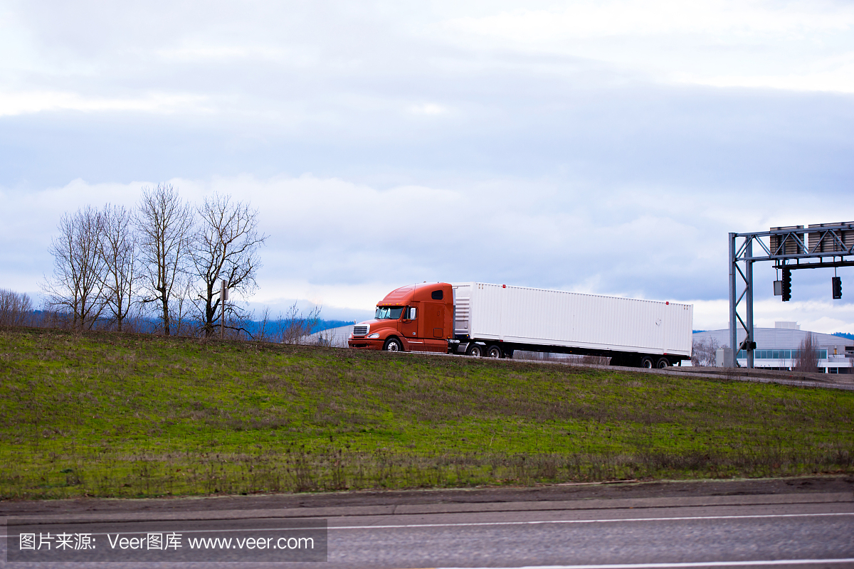 现代大卡车橙色半挂车与长集装箱拖车行驶在道路上